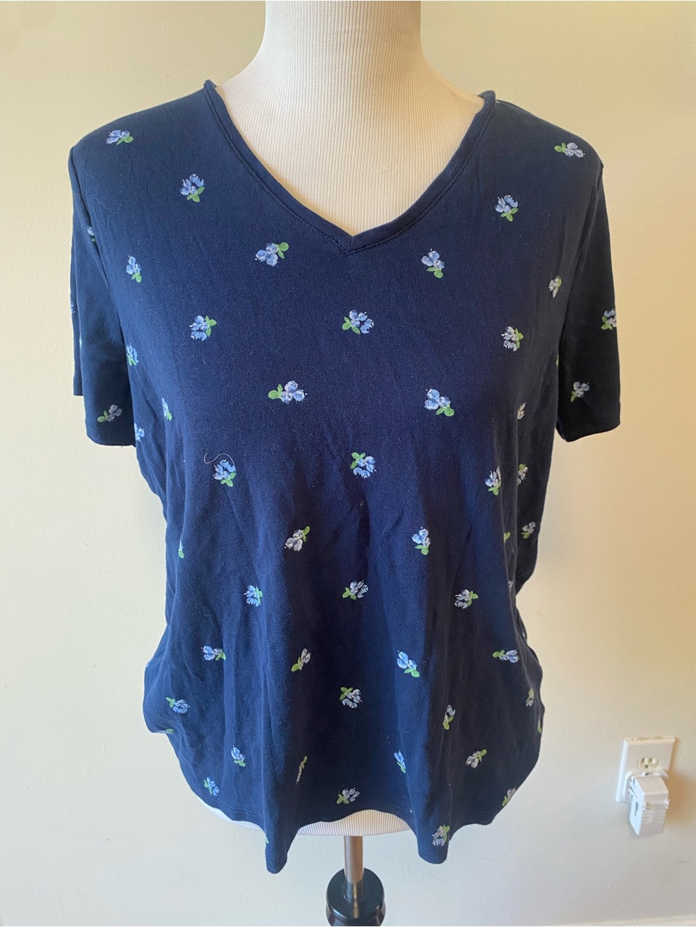 croft & barrow Navy V-Neck Short Sleeve Top with Small Floral Print